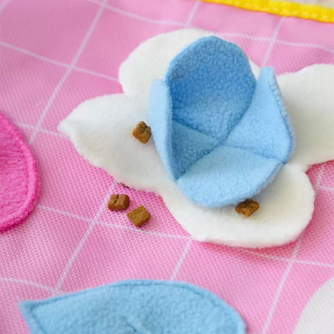 Image of the opened flower part of ZEZE Enjoy It Bath Snuffle Pet Mat - Pets Villa. 
